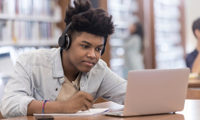 un estudiante en la biblioteca